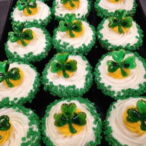 St. Patrick's Day Cupcake Assortment 6 pack (3 chocolate + 3 vanilla)